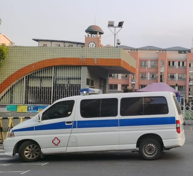 昌洒镇救护车出租护送骨折病人一公里多少钱